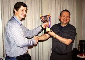 А. Филиппов (слева) получает кубок из рук председателя РКШ